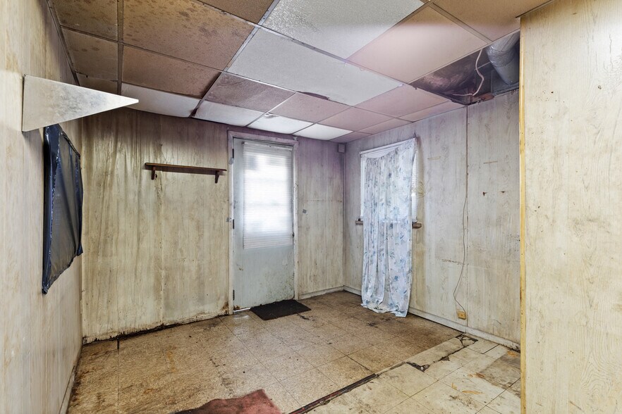 More Photos Of 512 National Rd, Wheeling Flex For Sale