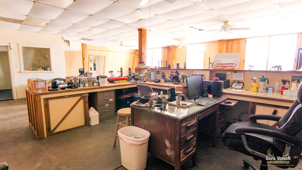 More Photos Of 1331 Cumberland St, Vernon Storefront For Sale