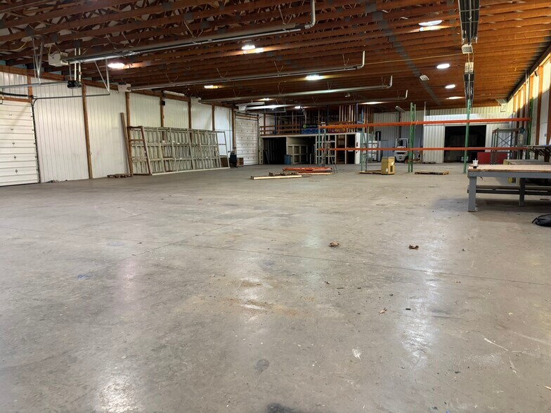 More Photos Of 10578 River Rd, Wellsburg Warehouse For Lease