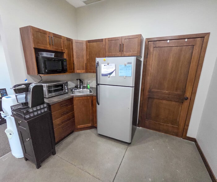 More Photos Of 4002 9 Av N, Lethbridge Warehouse For Sale