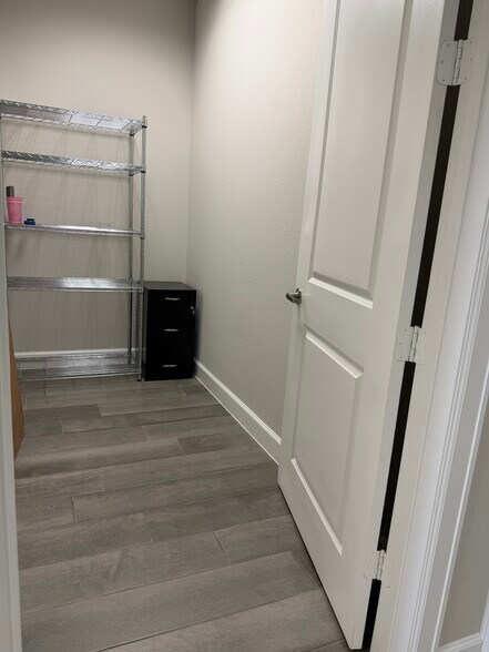 More Photos Of 633 E Fernhurst Dr, Katy Medical For Lease