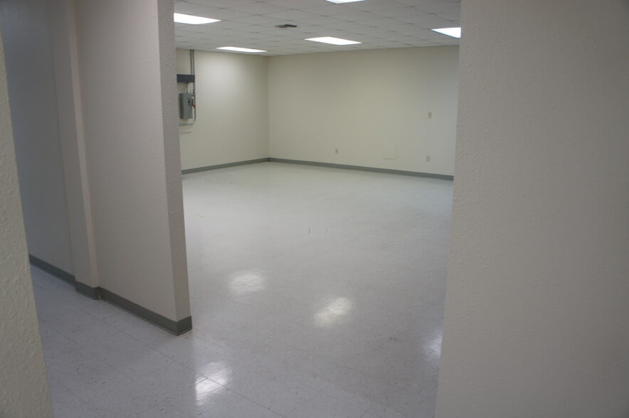 More Photos Of 3505 W Admiral Doyle Dr, New Iberia Flex For Lease