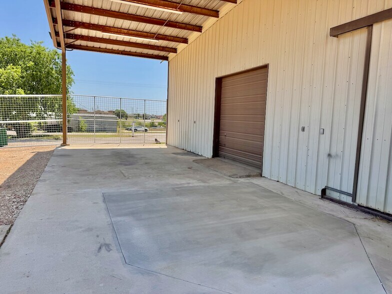 More Photos Of 1501 Lillian Ave, Jourdanton Flex For Lease