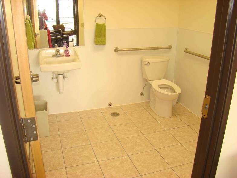 More Photos Of 685 S Arthur Ave, Louisville Light Manufacturing For Lease