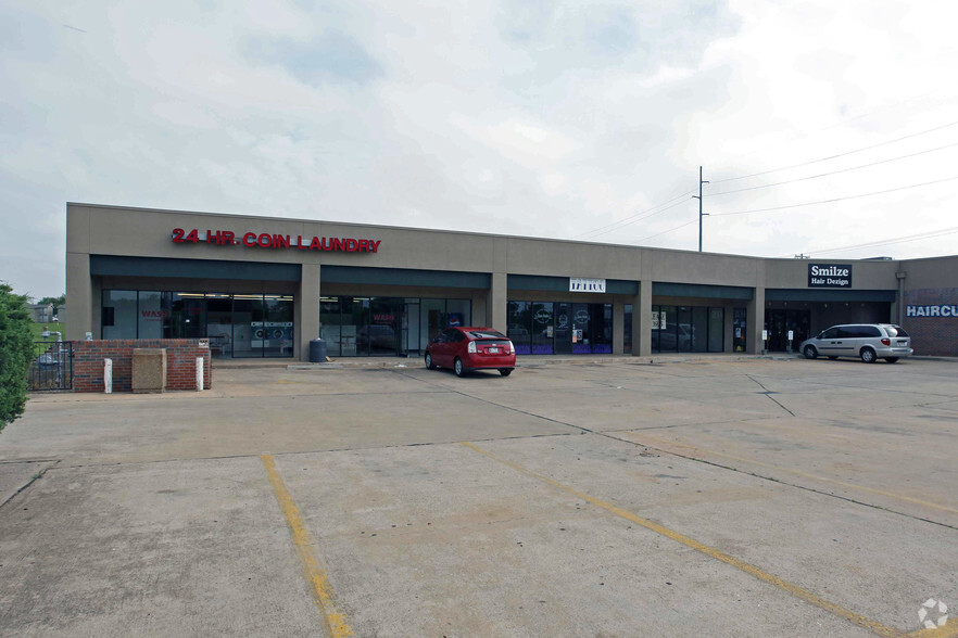 Primary Photo Of 2307-2317 E Lindsey St, Norman Storefront Retail Office For Lease