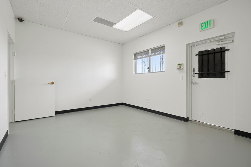 More Photos Of 5981 Marion Dr, Denver Warehouse For Sale