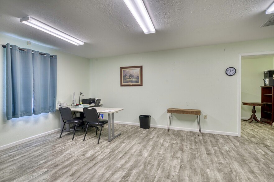 More Photos Of 212 S Tammye Ln, Madisonville Office For Sale