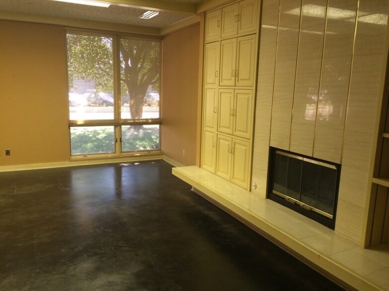 More Photos Of 2901 S Kansas St, Wichita Flex For Lease