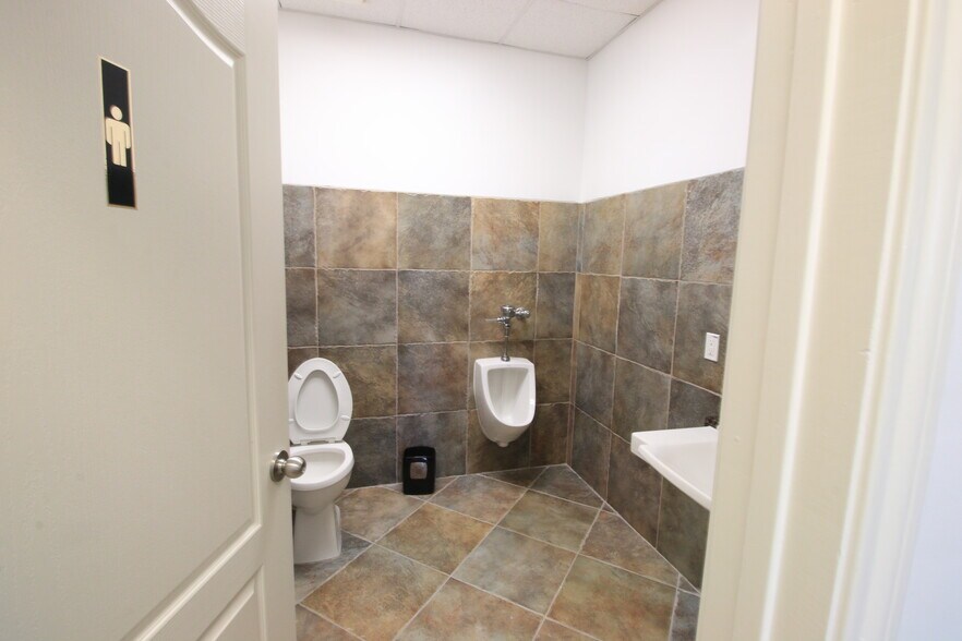 More Photos Of 5905 Winsome Ln, Houston Office For Lease