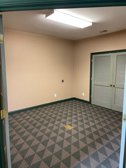 More Photos Of 102 Manor Ave, Bardstown Office For Sale