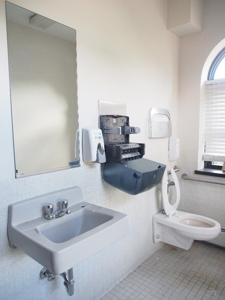 More Photos Of 329-331 S York Rd, Bensenville Daycare Center For Lease