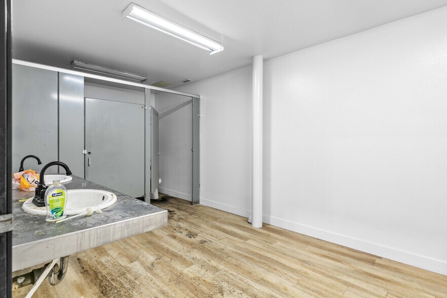 More Photos Of 9362 Eton Ave, Chatsworth Warehouse For Lease