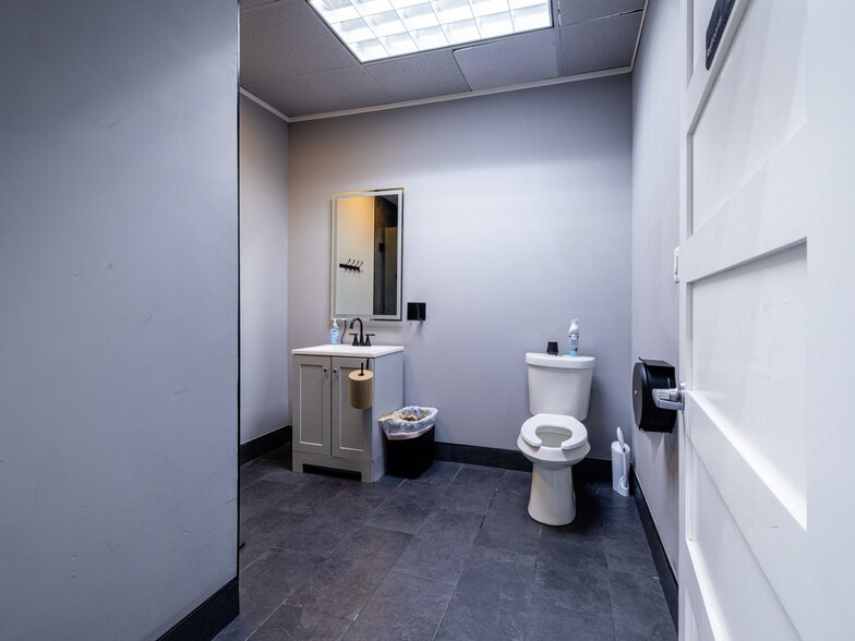 More Photos Of 321 S Persimmon St, Tomball Manufacturing For Lease