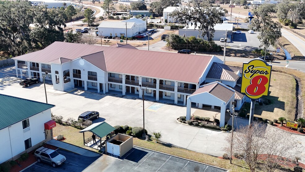 More Photos Of 211 Palisade Dr, Brunswick Hotel For Sale