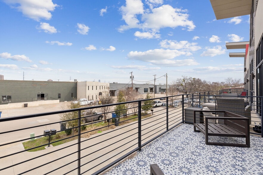 More Photos Of 4763 Algiers St, Dallas Loft Creative Space For Sale