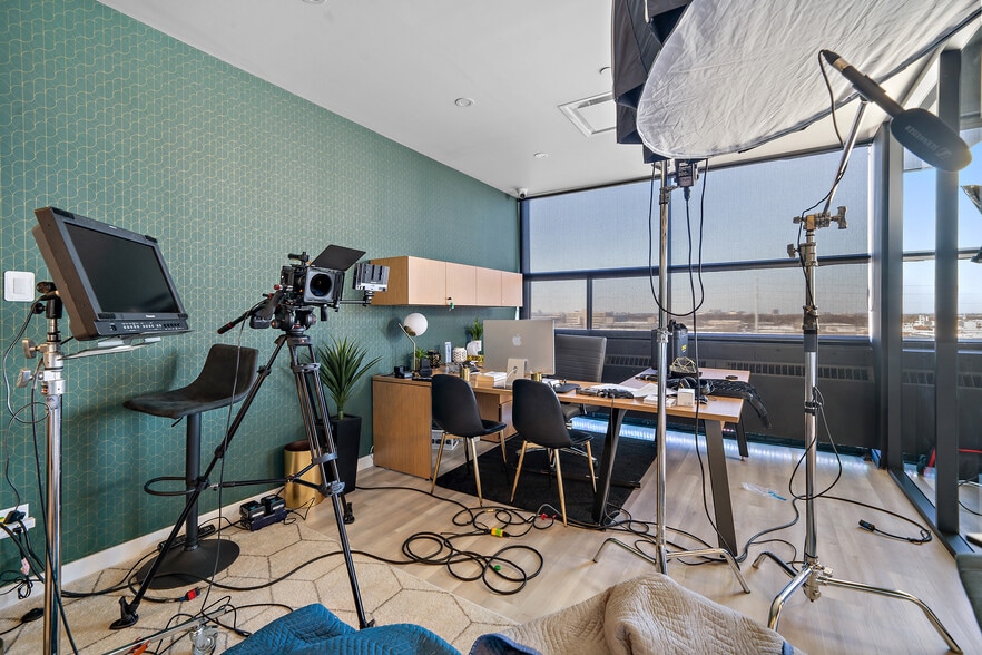 More Photos Of 111 Rue Chabanel O, Montréal Loft Creative Space For Lease