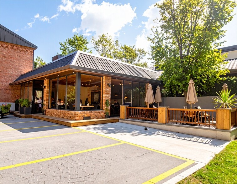 More Photos Of 1450 Av Victoria, Longueuil Restaurant For Lease