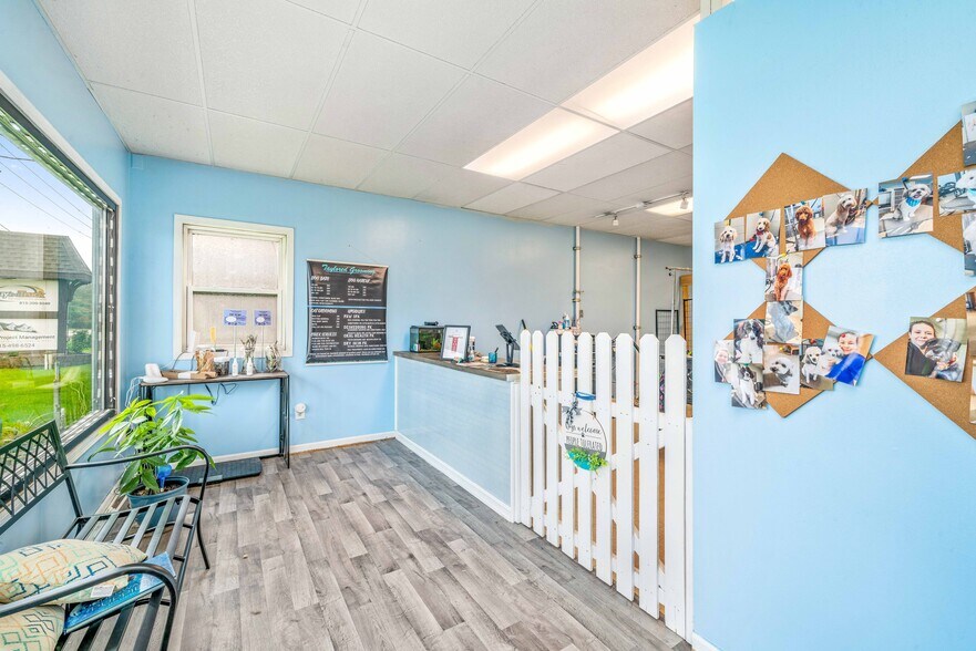 More Photos Of 645 E Lasalle St, Somonauk Showroom For Lease