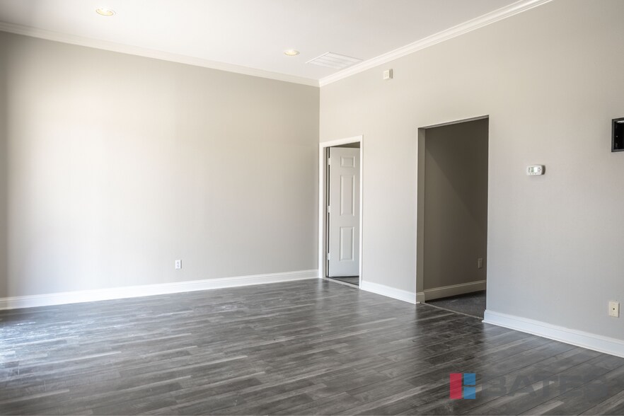 More Photos Of 198 Brothers Blvd, Red Oak Flex For Sale