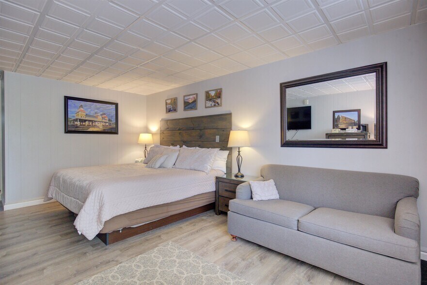 More Photos Of 17 Wilder St, Conway Hotel For Sale