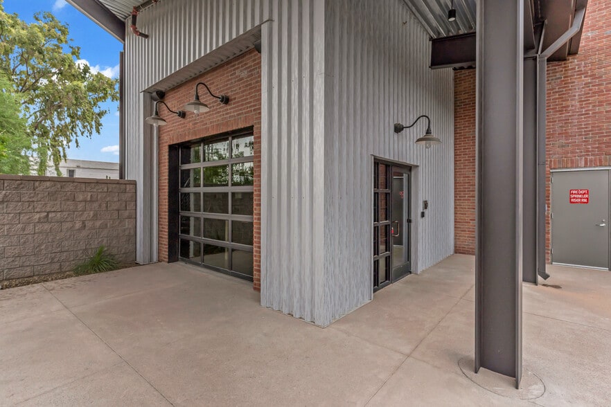 More Photos Of 15032 N 74th St, Scottsdale Showroom For Sale