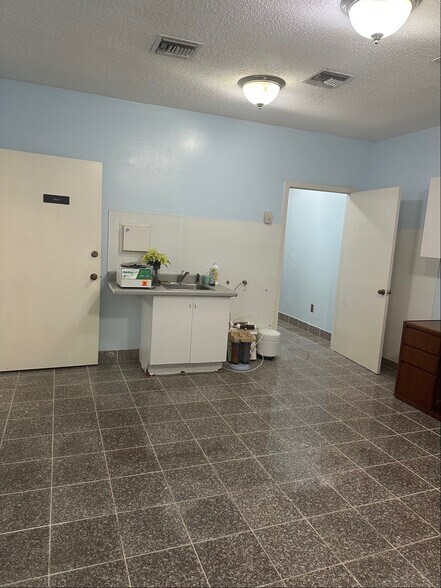 More Photos Of 8191 Southwest Fwy, Houston Medical For Sale