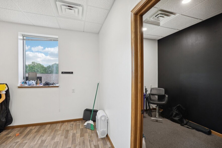 More Photos Of 101 Jones St, Barneveld General Retail For Sale