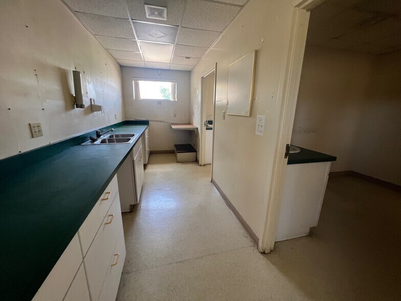 More Photos Of 2374 Cleveland Ave, Saint Albans Veterinarian Kennel For Sale