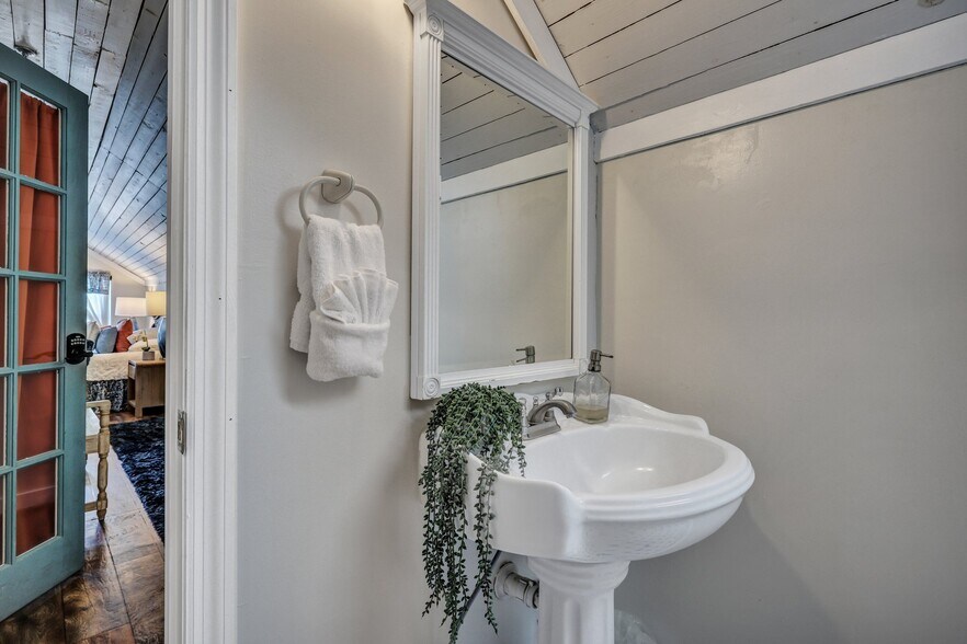 More Photos Of 24 Van Horne Ave, Tybee Island Hospitality For Sale