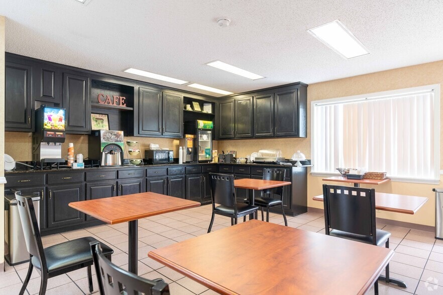 More Photos Of 205 N Highway 301, Jesup Hotel For Sale