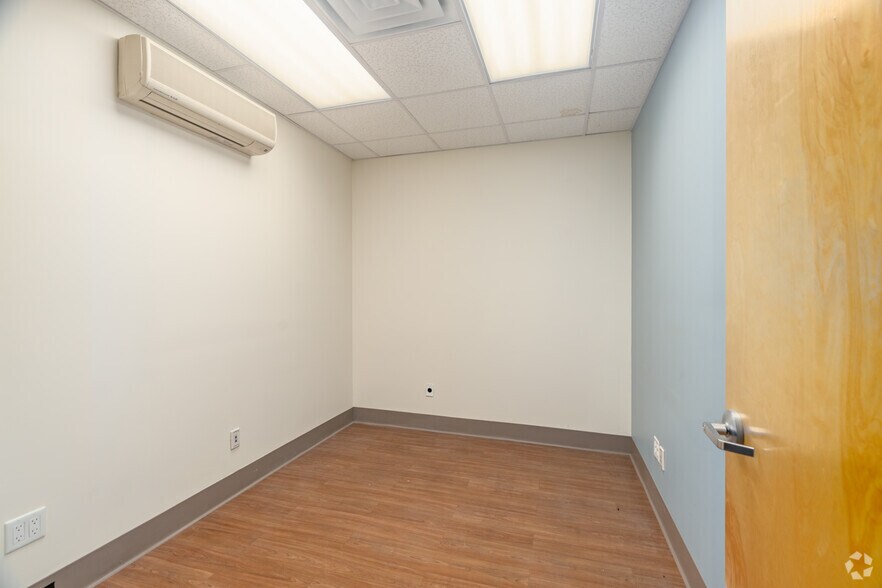 More Photos Of 211-20 Union Tpke, Oakland Gardens Storefront Retail Office For Lease