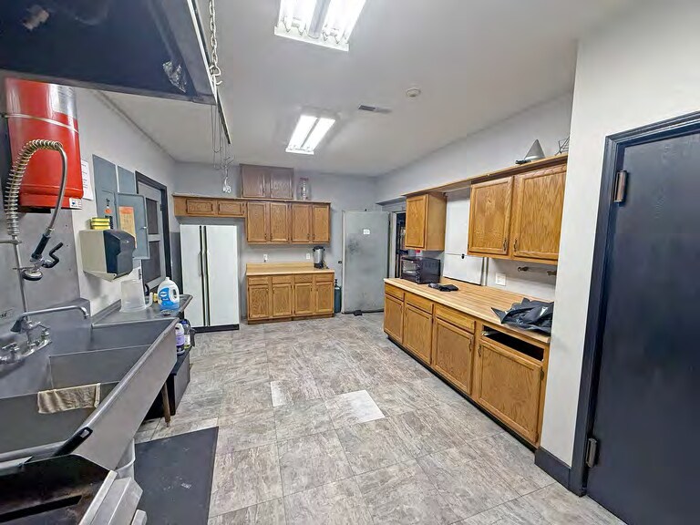 More Photos Of 704 E Washington St, Cuba Freestanding For Lease