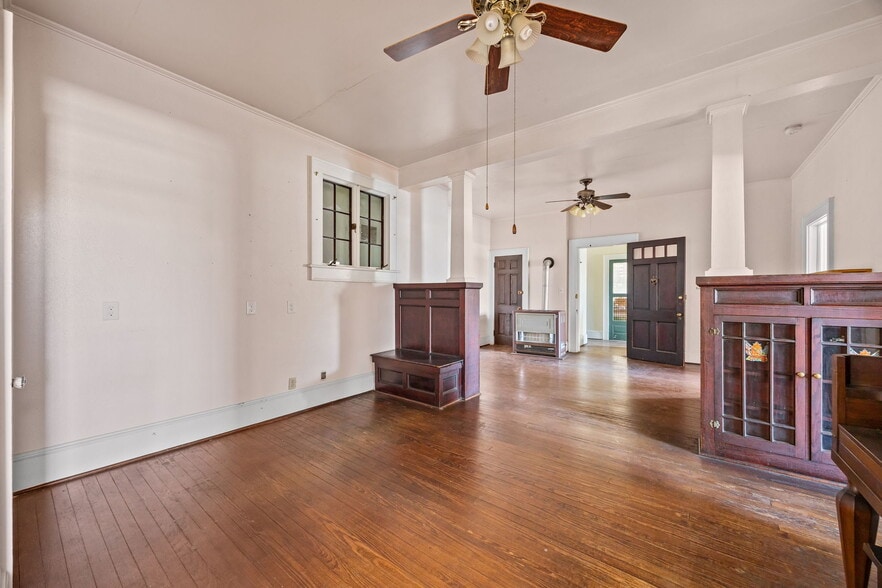 More Photos Of 101 Broad St, Columbia Flex For Sale