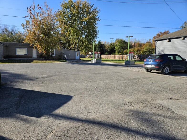 More Photos Of 19162 Huron River Dr, New Boston Specialty For Sale