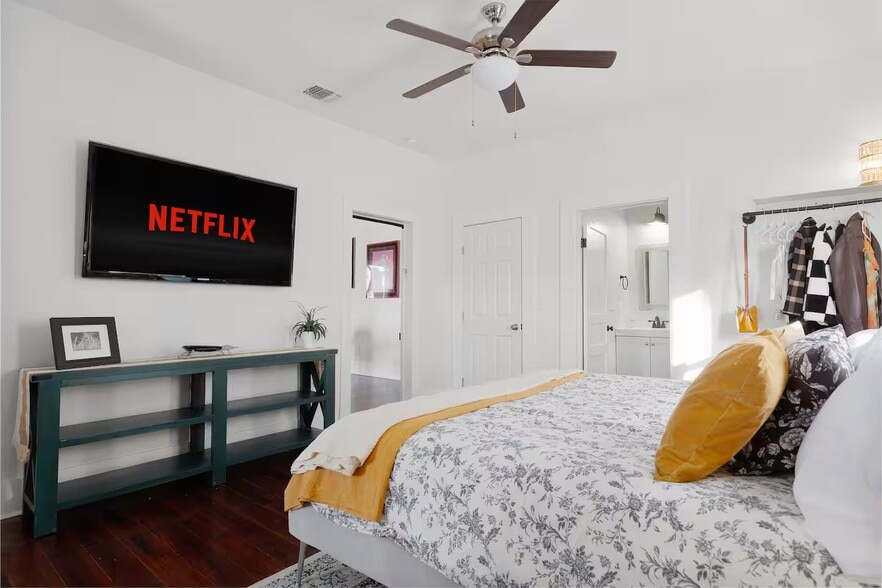 More Photos Of 724 N Cherry St, San Antonio Office For Sale