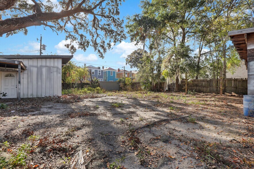 More Photos Of 25 E Maupas Ave, Savannah General Retail For Lease