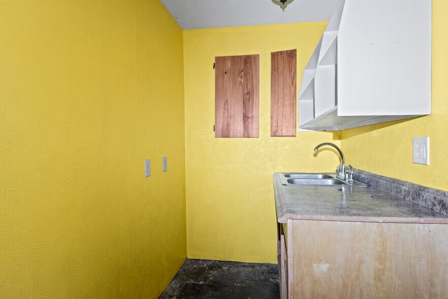 More Photos Of 209 N Jefferson Ave, Mount Pleasant Storefront For Sale