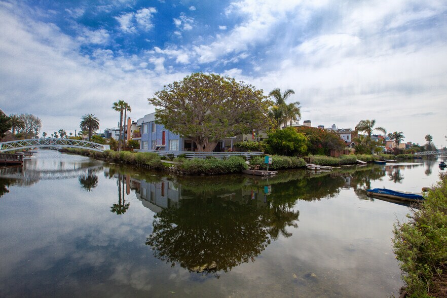 More Photos Of 1922 Canal St, Venice Apartments For Sale