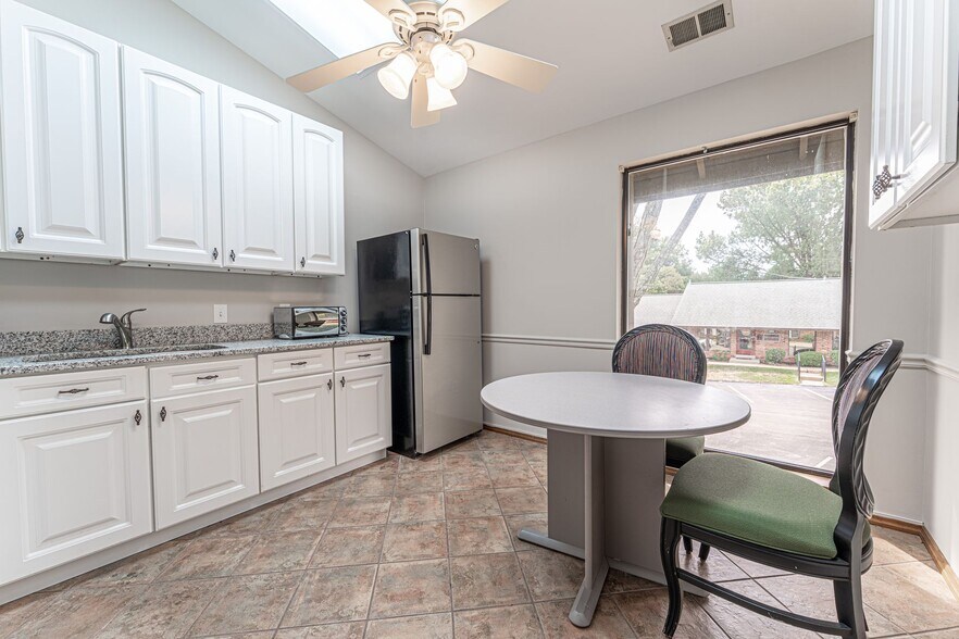 More Photos Of 261 Clarkson Executive Park, Ellisville Office For Sale