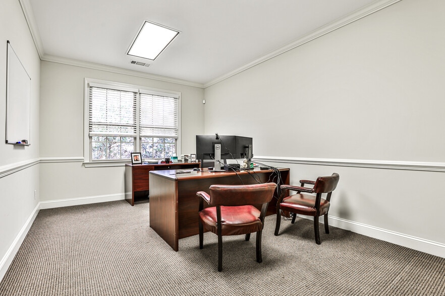 More Photos Of 1905 Woodstock Rd, Roswell Office For Lease
