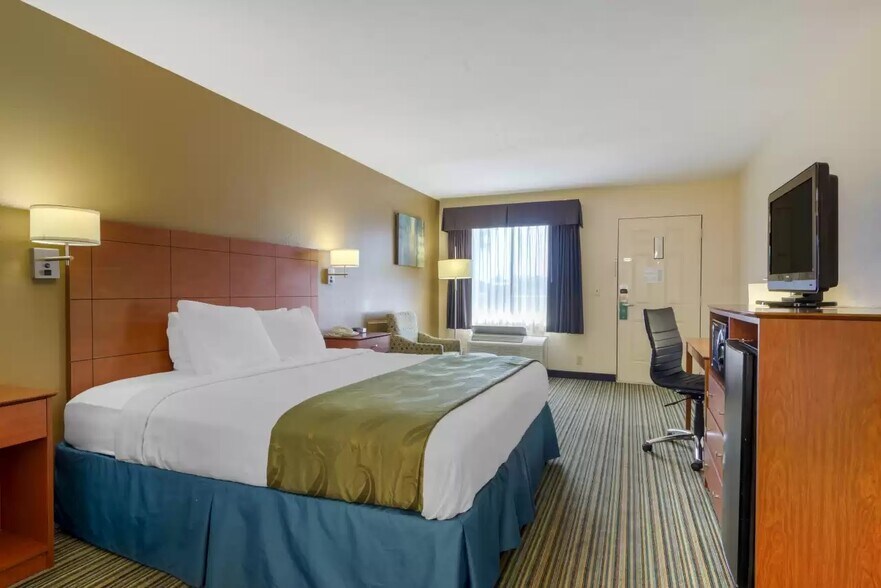 More Photos Of 820 Shoneys Dr, Ashburn Hotel For Sale