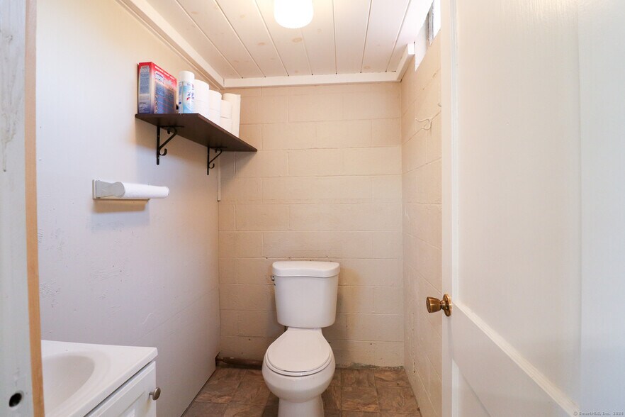 More Photos Of 50 Saint Johns St, Middletown Freestanding For Lease