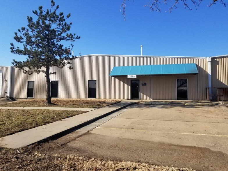 More Photos Of 604 N Redbud Ave, Broken Arrow Warehouse For Lease