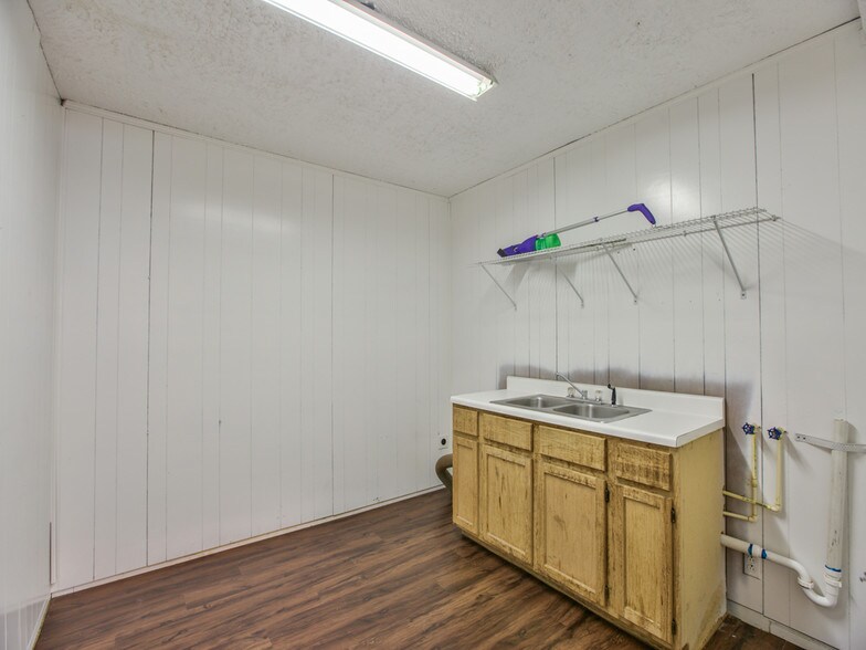 More Photos Of 765 E Washington St, Monticello Auto Repair For Sale