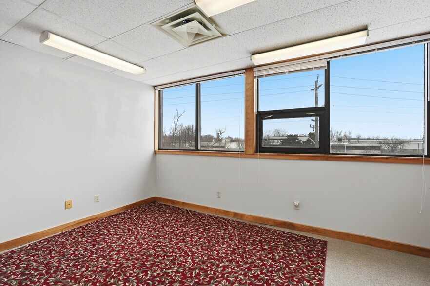 More Photos Of 149 N Murray St, Quinte West Office For Sale