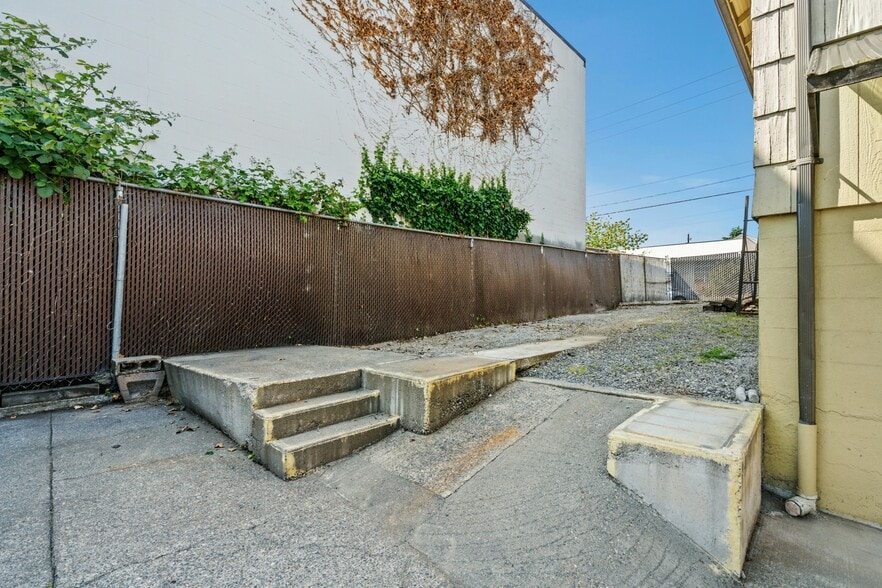 More Photos Of 903 NW 50th St, Seattle Flex For Sale