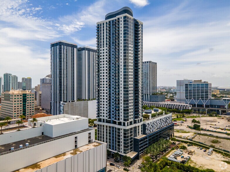 More Photos Of 698 NE 1st Ave, Miami Apartments For Lease