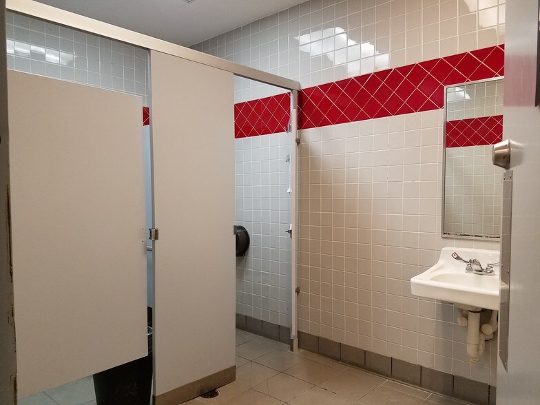 More Photos Of 410 N International Blvd, Hidalgo General Retail For Sale