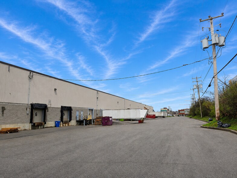 More Photos Of 2700-2760 Boul Daniel-Johnson, Laval Warehouse For Lease