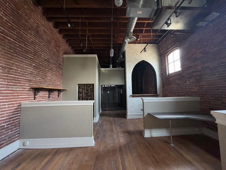 More Photos Of 390 S Main St, Memphis Office For Sale